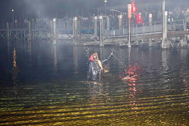 Bild 35: Dem Wasser entstiegen &ndash; Seegeister starten in die Fasnacht. Alle Foto gibt es hier