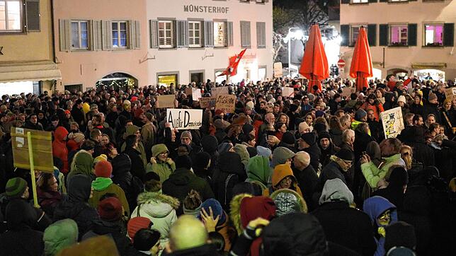 Tausende Konstanzer demonstrierten am Mittwoch, 24. Januar, gegen Rechts auf dem Münsterplatz. Nicht alle, die am Demonstrationszug ...
