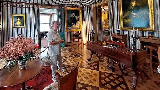 Gästeführer Pius Breitenmoser steht mitten im Napoleonmuseum. Er redet nicht über Kaiser und Feldherren, sondern über die ...