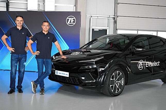ZF-Vorstandsmitglied Mathias Miedreich (rechts), verantwortlich für die Division Elektrifizierte Antriebstechnologien, und Dr. Otmar ...