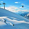 Freerider fahren unterhalb eines Skilifts am Arlberg hinab.