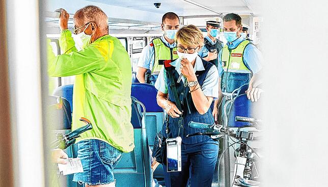 Mitarbeiter der Deutschen Bahn gehen gemeinsam mit Beamten der Bundespolizei durch einen Regional Express und kontrollieren, ob die ...