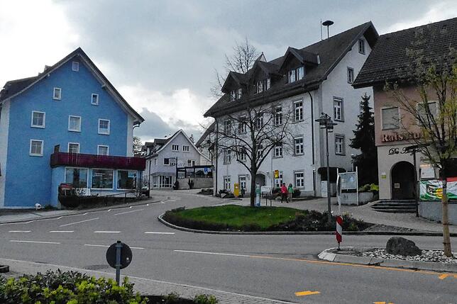 In der Dorfmitte von Hohentengen steht das Rathaus der Gemeinde. Um den Ortskern gibt es viele Geschäfte für den täglichen Bedarf, ...