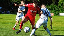 Jonas Stumpf (mitte) vom FC Überlingen hat es in unsere Top-Auswahl der Woche geschafft.