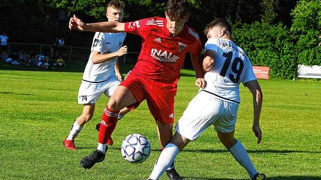 Jonas Stumpf (mitte) vom FC Überlingen hat es in unsere Top-Auswahl der Woche geschafft.
