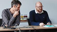 Vorsitzender Ralf Scherer (links) und Hauptamtsleiter Werner Breig bei der Sitzung des Gemeindewahlausschusses in Unterkirnach. Bild: ...