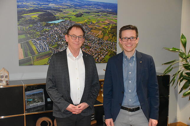 Schulleiter Mario Born (links) und Bürgermeister Benjamin Mors.