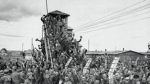 Die Befreiung des Konzentrationslagers München-Allach am 30. April 1945. In dieses Lager, ebenfalls Außenlager von Dachau, waren die ...