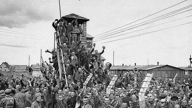 Die Befreiung des Konzentrationslagers München-Allach am 30. April 1945. In dieses Lager, ebenfalls Außenlager von Dachau, waren die ...