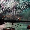 Außergewöhnliche Geburtstagsfeier der Schweiz: Spektakuläres Feuerwerk über dem Rhein in Basel am Vorabend des Nationalfeiertags am 1. ...