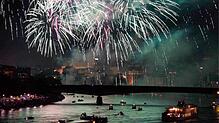 Außergewöhnliche Geburtstagsfeier der Schweiz: Spektakuläres Feuerwerk über dem Rhein in Basel am Vorabend des Nationalfeiertags am 1. ...