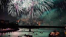 Außergewöhnliche Geburtstagsfeier der Schweiz: Spektakuläres Feuerwerk über dem Rhein in Basel am Vorabend des Nationalfeiertags am 1. ...