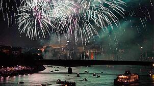 Außergewöhnliche Geburtstagsfeier der Schweiz: Spektakuläres Feuerwerk über dem Rhein in Basel am Vorabend des Nationalfeiertags am 1. ...