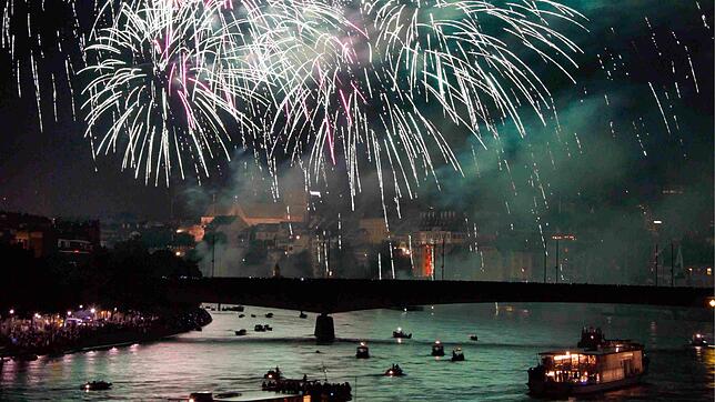 Außergewöhnliche Geburtstagsfeier der Schweiz: Spektakuläres Feuerwerk über dem Rhein in Basel am Vorabend des Nationalfeiertags am 1. ...