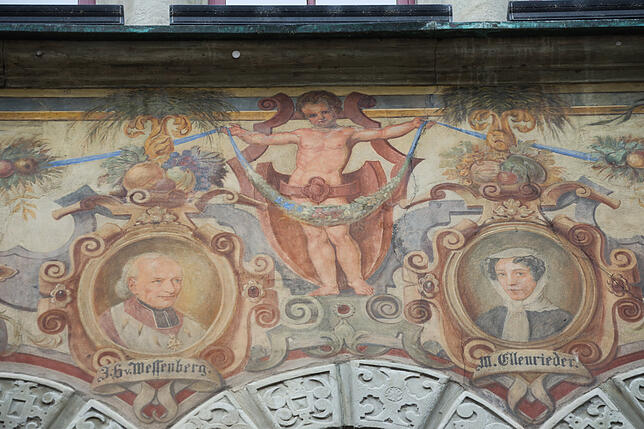 Auch eine Frau, die Malerin Marie Ellenrieder, ist auf der Wand des Rathauses zu sehen. Das ist sehr ungewöhnlich für diese Zeit, sagt ...