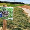 Ein Schild oberhalb von Eschbach bittet Hundebesitzer, ihre Tiere an die Leine zu nehmen.