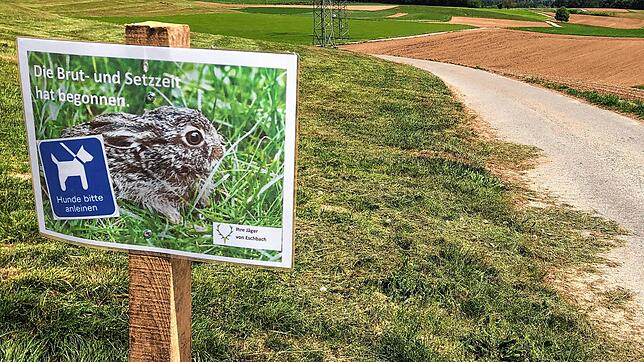 Ein Schild oberhalb von Eschbach bittet Hundebesitzer, ihre Tiere an die Leine zu nehmen.