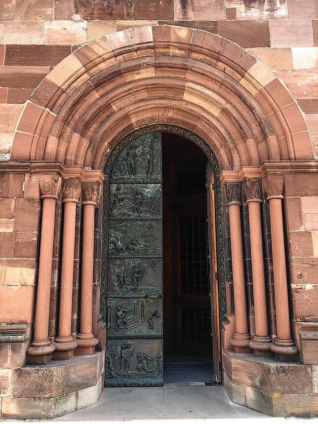 Für die eine ist die Tür zur Kirche für immer verschlossen, für die andere wird sie immer offen sein.