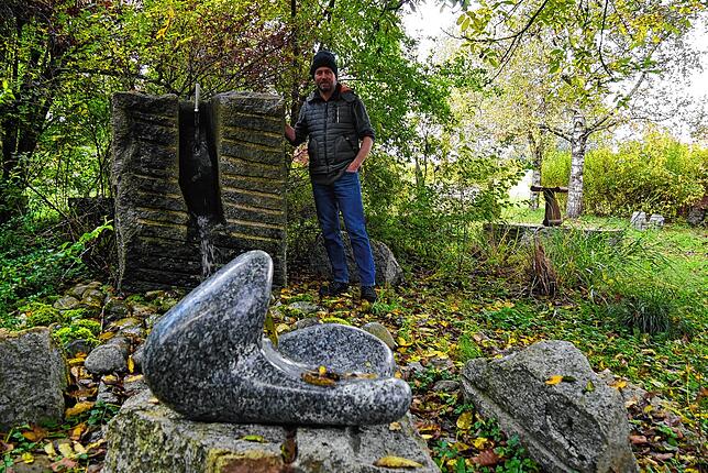 Um Arbeiten, die schon länger im Galeriegarten stehen, wie der Brunnen von Cornelius Hackenbracht, treten neuere in Korrespondenz, wie ...