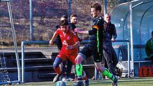 Jacopo Corda (links) erzielte beim 8:1-Sieg des SC Konstanz-Wollmatingen gegen den FC Steißlingen (Jakob Nägele) drei Treffer.