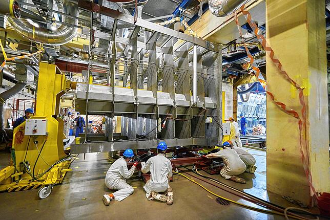 Präzisionsarbeit beim Platzieren eines neuen Grundelements für den neuen Kondensator, ebenfalls bei der Revision und Modernisierung im ...