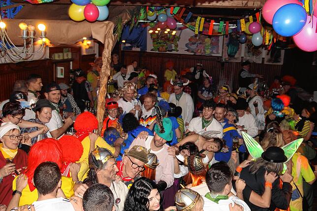 Bild 6: Rieswelleball 2025: Eindrücke vom stimmungsvollen Fasnetauftakt im Bregtälersaal