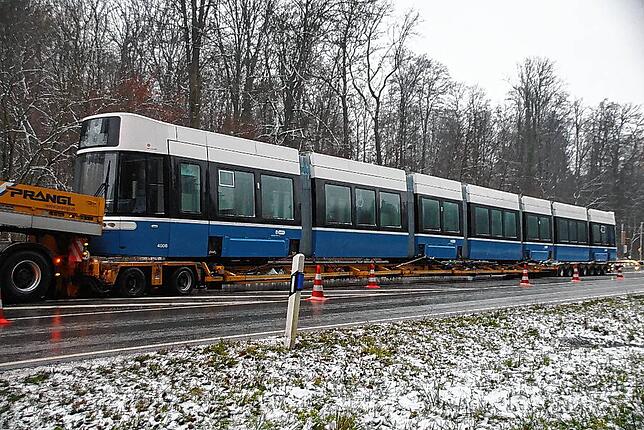 Beeindruckende Maße des Schwertransporters: 52 Meter lang und 120 Tonnen schwer.