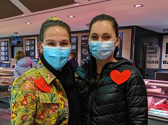 Die 28-jährige Eileen (links) und Bianca (27) hatten im Internet von der Aktion erfahren.