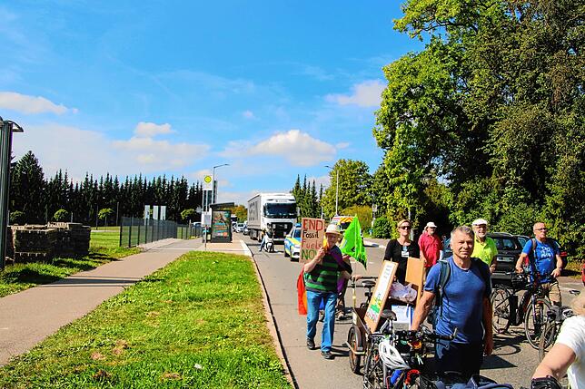 Der Verkehr rollt langsam, aber er rollt, rund um die Demo von Fridays for Future in Villingen.
