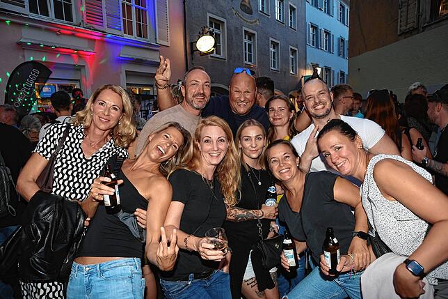 Bild 15: Konstanz: Die Niederburg lädt zum Gassenfreitag und die Besucher tanzen an