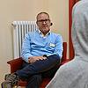 Oberarzt Aksel Hansen im Gespräch mit einem seiner Patienten im ZfP. Die meisten Patienten bleiben etwa 18 bis 19 Tage für einen Entzug ...
