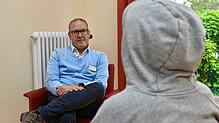 Oberarzt Aksel Hansen im Gespräch mit einem seiner Patienten im ZfP. Die meisten Patienten bleiben etwa 18 bis 19 Tage für einen Entzug ...