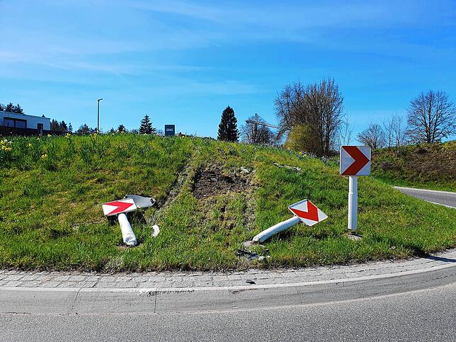 Zunächst schanzte das Auto über einen Kreisverkehr.