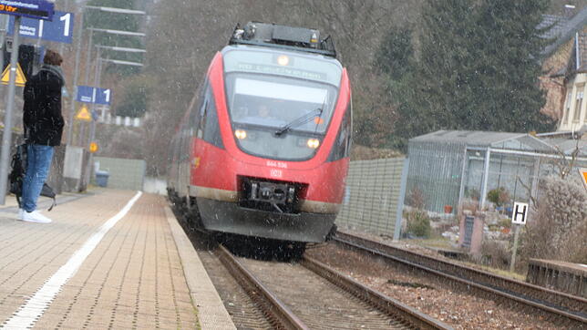 Die Elektrifizierung der Hochrhein-Strecke soll schneller kommen als geplant. Bislang wird ein Realisierungszeitraum zwischen 2025 und ...