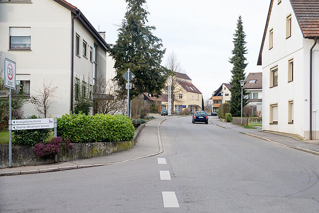 Im mittleren Bereich der Happenweiler Straße wäre vielleicht ein Zebrastreifen möglich. Aber viele Schulkinder müssten einen Umweg ...