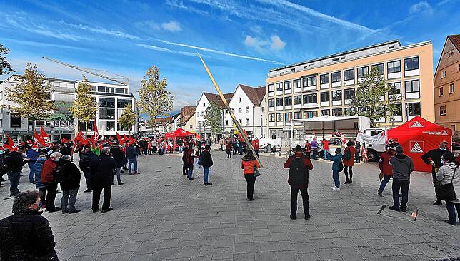 Bild 1: 300 Teilnehmer bei IG Metall Kundgebung &ndash; &bdquo;1000 Arbeitsplätze in Gefahr&ldquo;