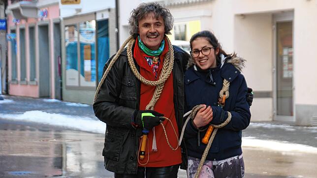 Bernhard Muffler und Sophie Muffler von der Seilerei in Stockach haben auf den Straßen die Karbatschen knallen lassen