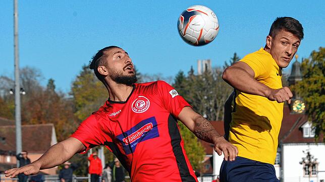 Mustafa Akgün (links), der Neue beim SC Konstanz-Wollmatingen, im Trikot des FC Bad Dürrheim (FCBD) in der Partie gegen die SG ...