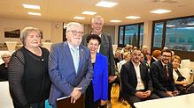 Waimer Werner (2. von links), Kommunalpolitiker aus Blumberg-Zollhaus, erhält für seine Verdienste die Reinhold-Maier-Nadel der ...