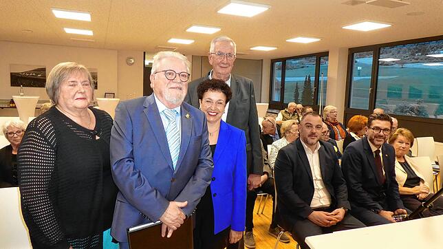 Waimer Werner (2. von links), Kommunalpolitiker aus Blumberg-Zollhaus, erhält für seine Verdienste die Reinhold-Maier-Nadel der ...
