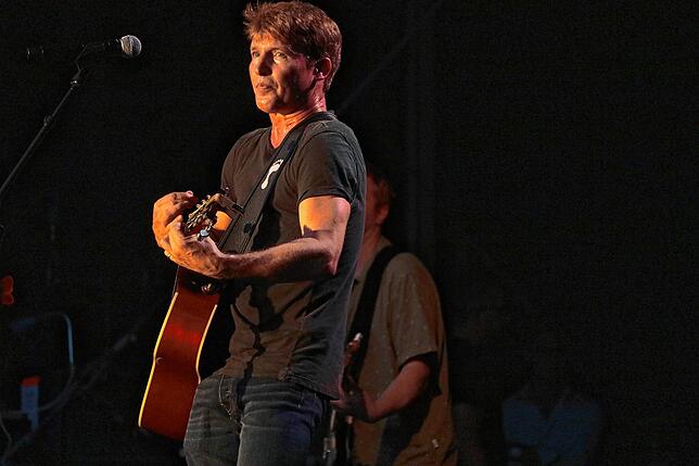 Bild 9: James Blunt begeistert Fans im Salemer Schlosspark