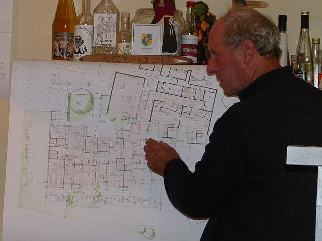 Architekt Manfred Dilpert erläuterte im Ortschaftsrat die Pläne zum Anbau an den Kindergarten Ahausen.