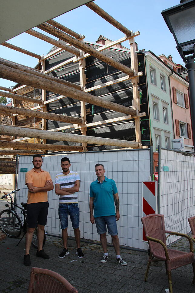 Von links: Zeki Alakus, Albury (beide Kuyu Kebap) und Franco Nesci vom PC-Reparaturservice in unmittelbarer Nachbarschaft zum ...