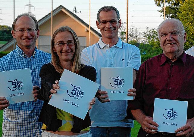 Vereinsspitze: Bernhard Schlageter (rechts) vor dem 50. Vereinsjubiläum vor acht Jahren mit (von links) dem Vorsitzenden Norbert ...