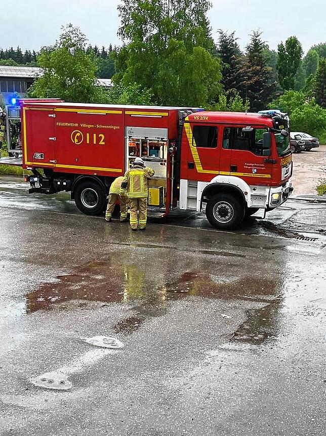 Nach zwei Stunden war statt Wasser wieder Asphalt in Sicht.  Feuerwehr VS