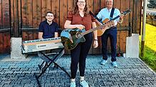 Auch Leas Band steht beim Rengetsweiler Open Air wieder auf der Bühne (von links): Florian Hänsler sowie Lea und Gerhard Löffler.