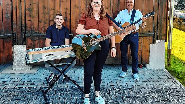 Auch Leas Band steht beim Rengetsweiler Open Air wieder auf der Bühne (von links): Florian Hänsler sowie Lea und Gerhard Löffler.