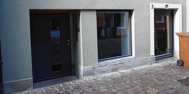 Neugasse 3 im September. Das Plakat der Immobilienfirma ist fort, doch im Geschäft ist es dunkel.