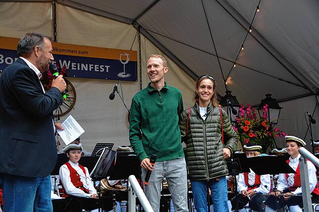 Im Rahmen des Weinfest-Frühschoppens ehrt Moderator Reiner Jäckle den ersten deutschen Marathon-Europameister Richard Ringer und begrüßt ...