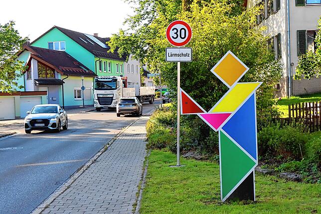 Nach langem Ringen ging das für Viele überraschend schnell: In der Ortsdurchfahrt Mönchweiler, einer Landesstraße, ist das Tempo jetzt ...